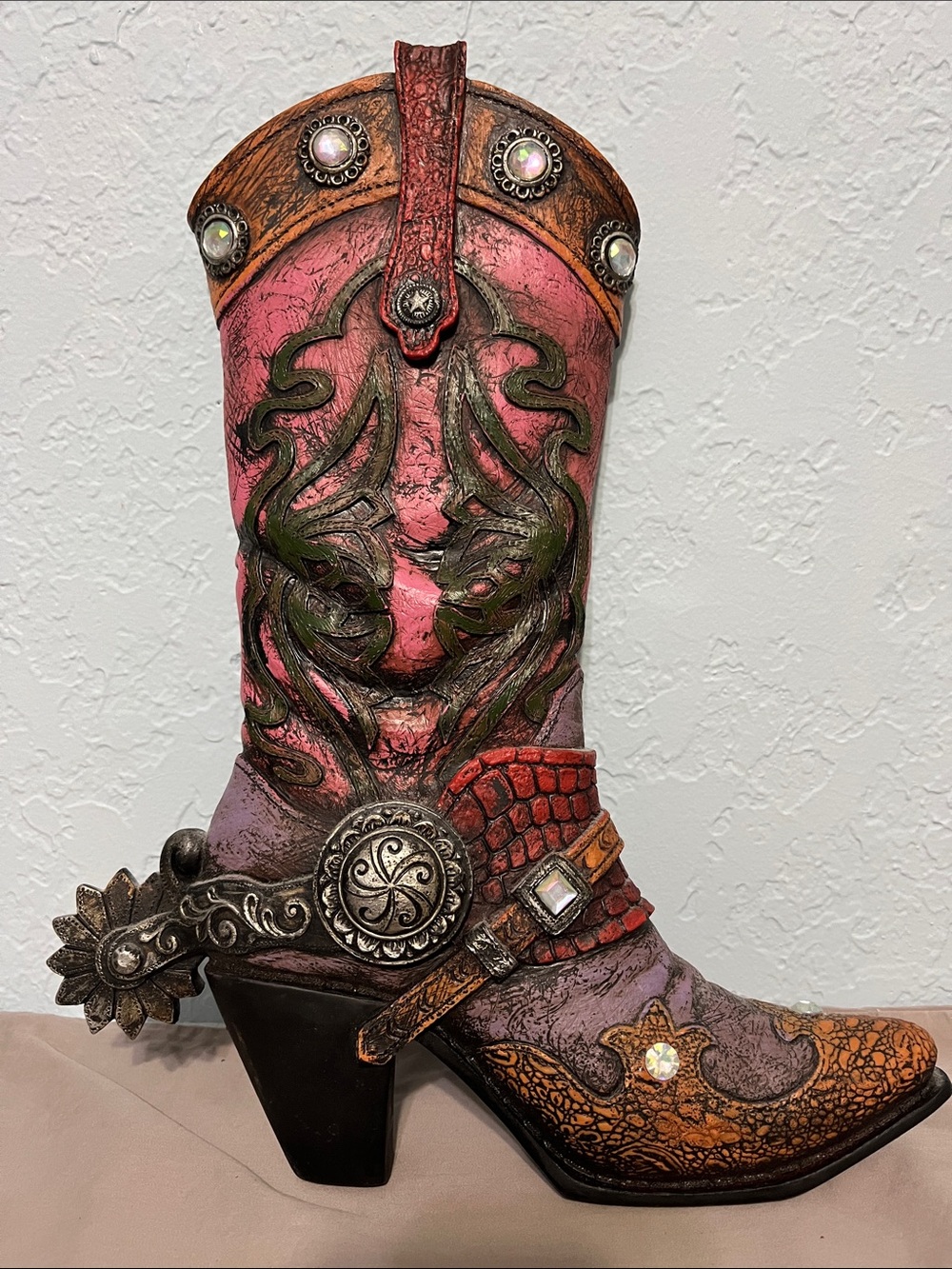 Vintage -style cowgirl boot wall decor piece featuring a rustic, boho design